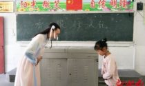 泸溪女教师着汉服咏唐诗 学生们惊叹为“女神”