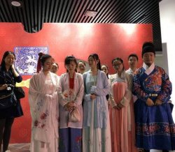 穿汉服逛展览 博物馆来了群“明朝人”