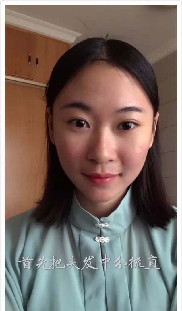 步骤一：首先把头发中分梳直