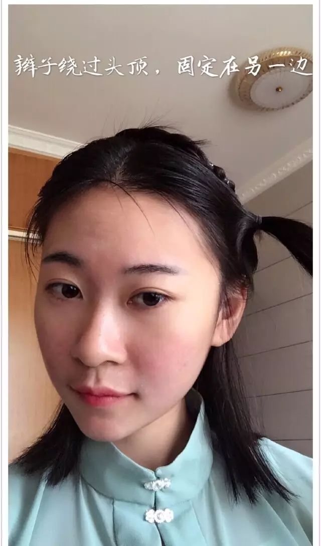 步骤五：没有扎辫子的一边绕过头顶固定在另一边