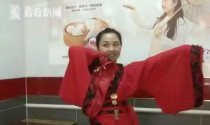 包子西施穿汉服做生意成网红：把文化传承下去