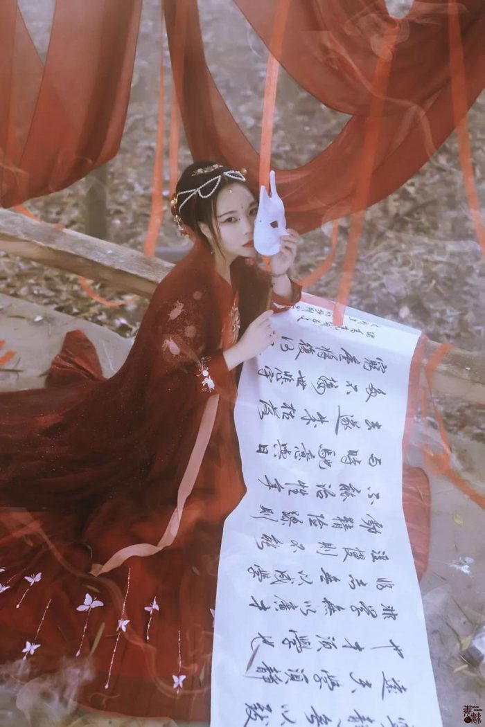 久之   
传林中有一恶鬼 善魅  喜食人魂魄
竟无人敢来此