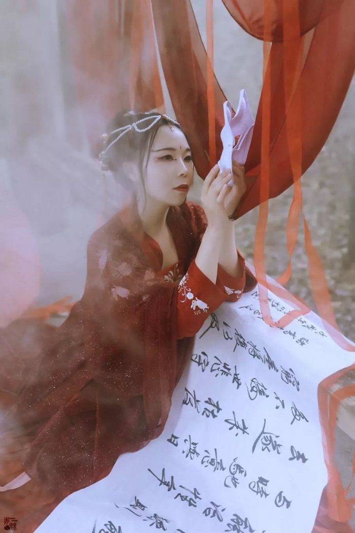 “姑娘为何孤身一人于此”