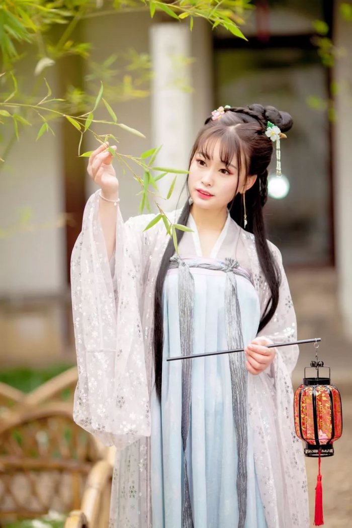 水围墙，月漏窗；折复廊，曲水流觞