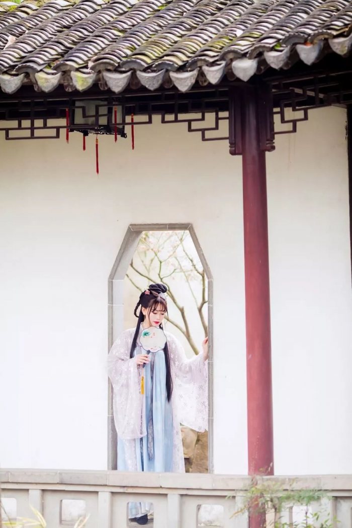 水一涯千古沧浪,亭何傍;翠色浓重无处扛,渗透窗 苍莽