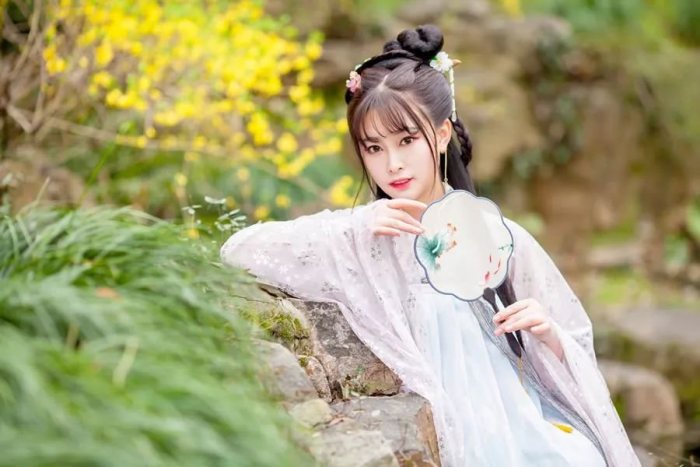 水一涯千古沧浪;亭何傍,人生苦短似又长,伊人发苍