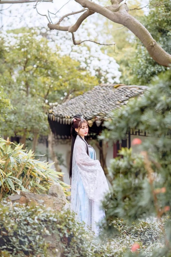 竹杆黄,在水一方;似又长,伊人发苍。