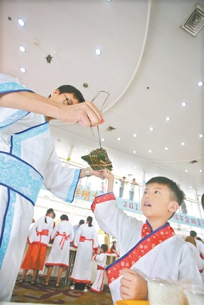 家长和孩子一起包粽子
