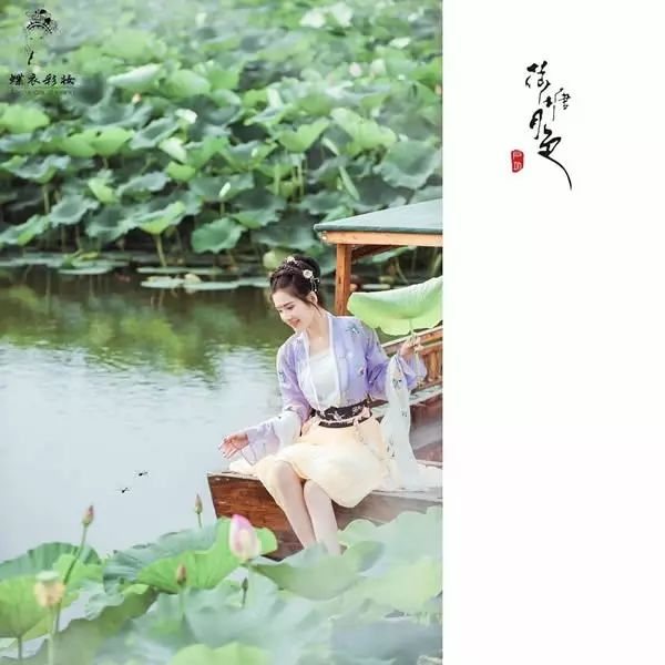 一花一世界，一叶一菩提。莲花半开，让我懂得生命的循序渐进，回忆晕染缥缈。细数流年，将心中的灰色天空一丝一缕的拨开，如梦初醒的明媚。