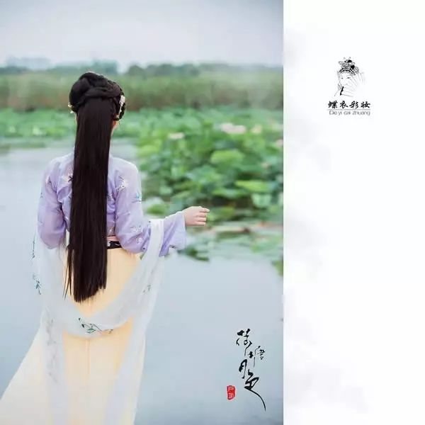 安静地坐在夏日的池塘边，望着湖中莲花半开，细数流年。漫天的芬芳回忆中，我笑靥如花，只是谁人知我的心事，无缘的你啊，不是来得太早，就是太迟。　