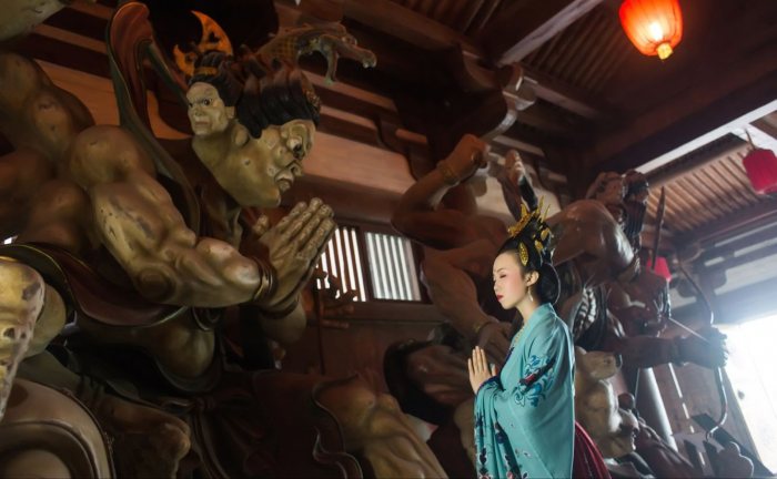 闲时喜欢亲近自然，心底，一直盼望着一场说走就走的旅行，与山水来一个亲密的拥抱，将心灵放牧在绿野之上，白云之巅，去赴一场来自大自然的盛情邀约。