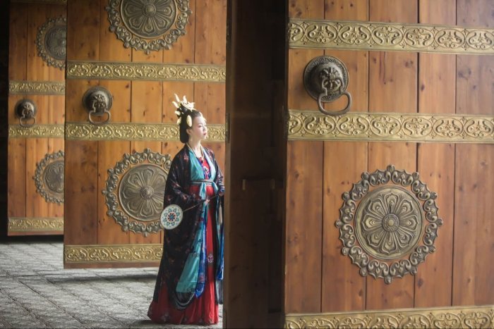 白落梅说：“世间每一份相遇都是久别重逢。”或许，冥冥中，总有一些夙愿，需要我们去偿还；总有一些约定，等待着我们去赴约；总有一些邂逅，宛若故人重逢，一见倾心，情系终生。