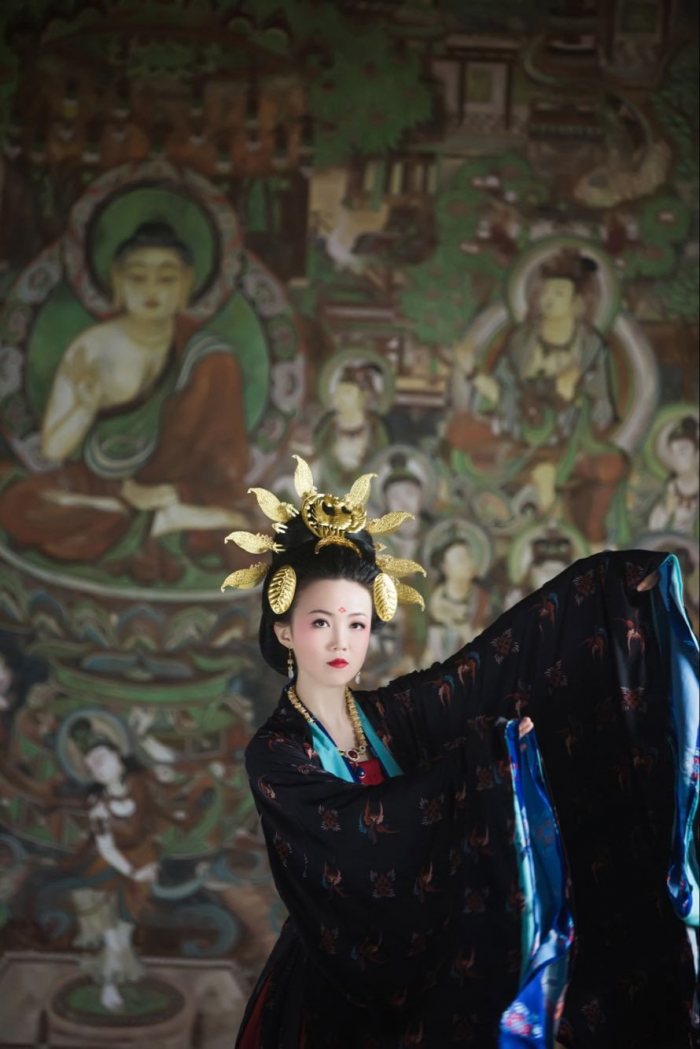 “结庐在人境，而无车马喧。问君何能尔？心远地自偏。采菊东篱下，悠然见南山。山气日夕佳，飞鸟相与还。此中有真意，欲辨已忘言。”临溪而坐，静静感受这一刻浮生中远离喧嚣的静谧。