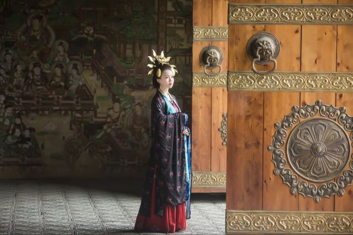 突然间领悟到为什么陶公在辞官归去后会择山水而居，以花木为友，为什么那么多文人墨客会寄情山水，饮酒，听风，与流云私语，与草木说禅。“此中有真意，欲辨已忘言。”