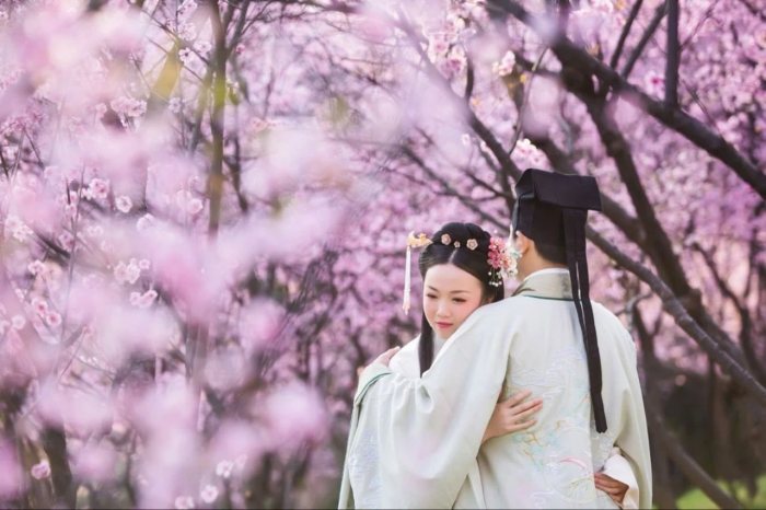 我相信我们可以一起，等青丝变白发。
你在，我在，就是海枯石烂。