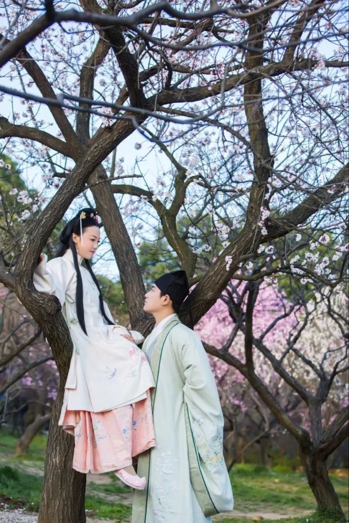 一生就这么一次，谈一场以结婚为目的的恋爱，然后就那样相守，在来往的流年里，岁月安好.