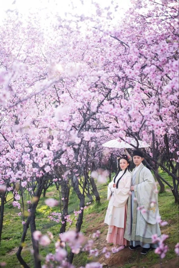 在爱情的轮回里，思念成了永恒的主题，有一抹相思，藏于眉间，刻于心上，有一种思念，才下眉头，却上心头。