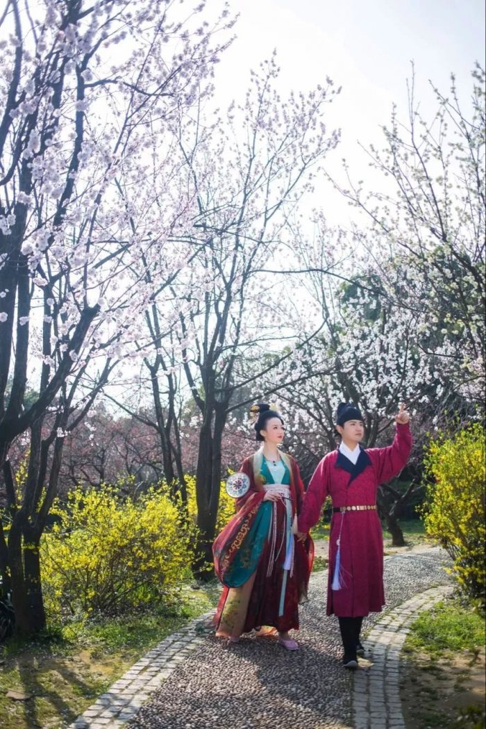 每一个思念的夜里，习惯了用文字编织想念的网，纵横交错，阡陌纵横。一字有情，一句有感，那些优美入心的文字，倾吐不一样的情感，不论怎样的描摹与诉说，想念都是不变的主题。