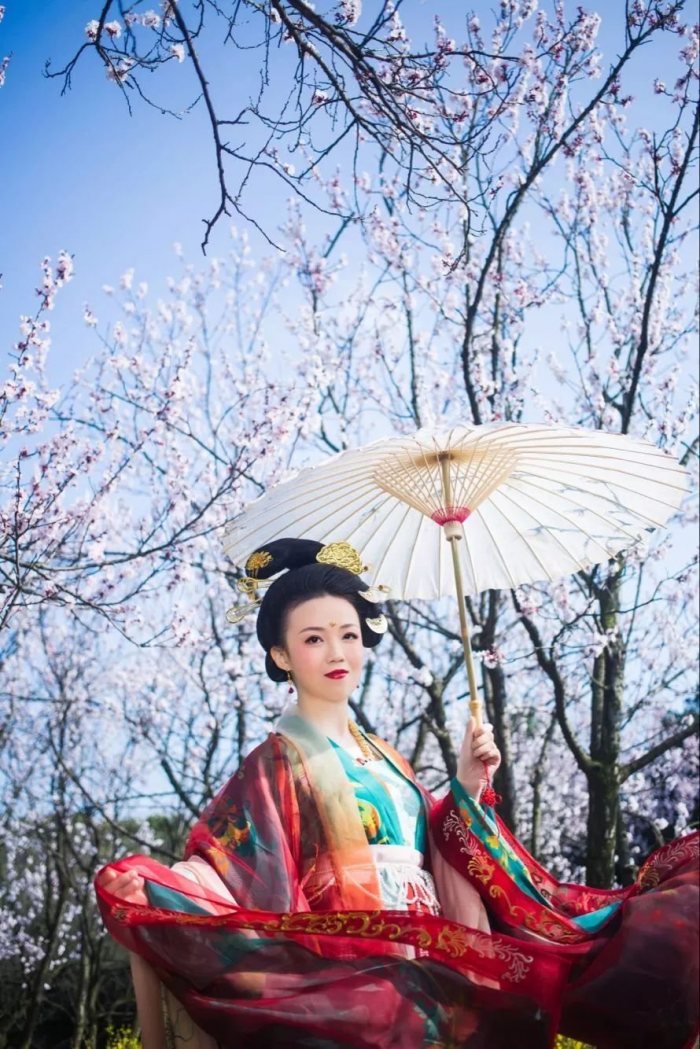 喜欢爱情带来的那种快乐，亲情的真切，爱情的冲动。有的爱情，恬淡如水，平平淡淡;有的爱情，火热炽烈；……不管是怎样的一种爱情，只要是喝了那杯叫爱情的酒，便会醉，醉的迷失方向。