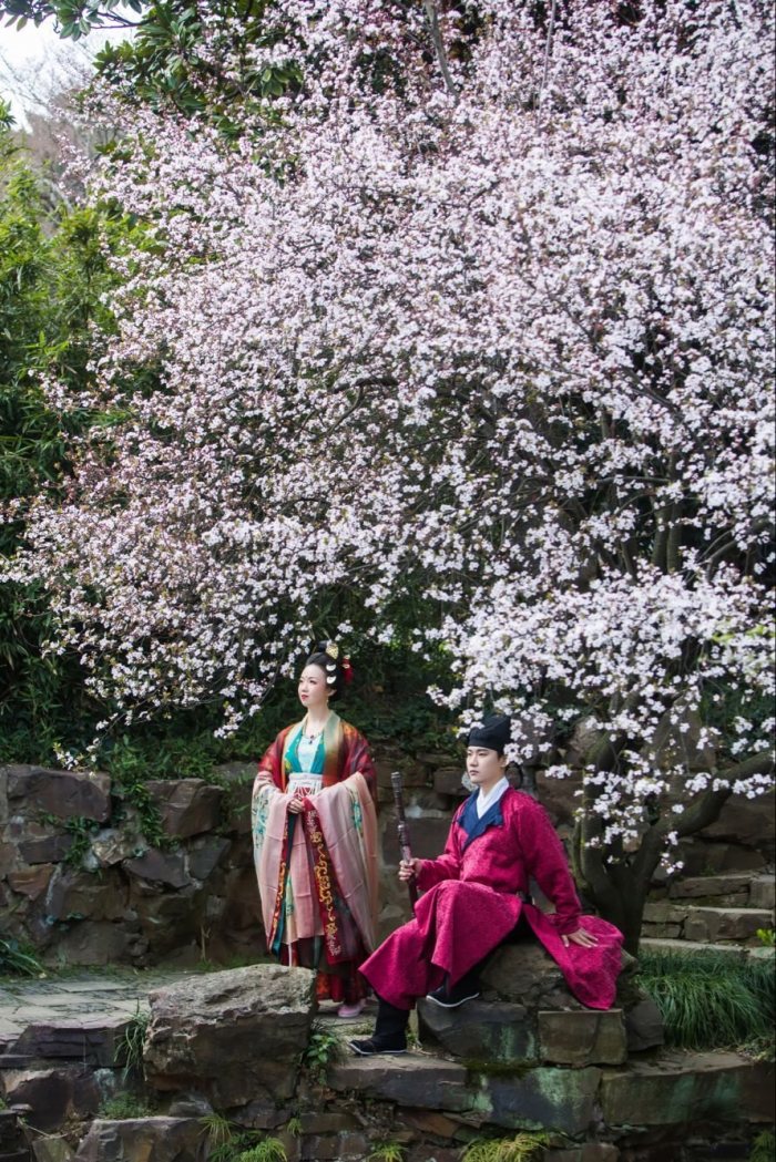 守一座城，念一个人，守一个值得守的人，念一个心头甜蜜的人。在城池的每一个角落里，洒落想念的种子，等来年飘来的细雨，滋润绵绵的长情。