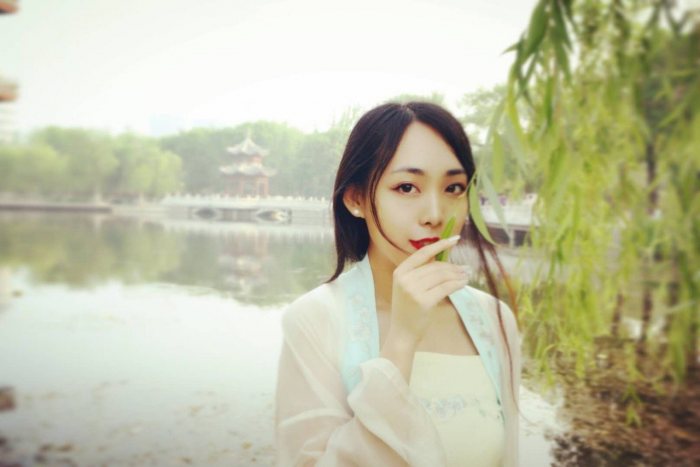 一个春日,路过芳菲绽放的园子
女子如花而立,身处花境