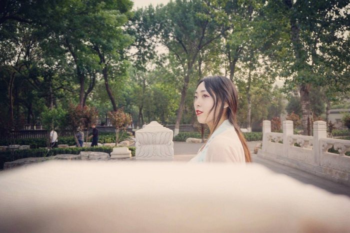 缓缓而行,一阵清风
拂面……噢,原来你也在这里