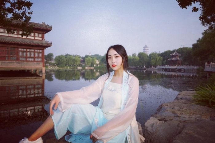 世人都说
人间四月芳菲尽
然而,事实上
春风十里,皆不及你