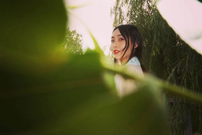 着一身汉服的女子
华夏衣冠,汉家娇颜
最美的年华,醉美纪念