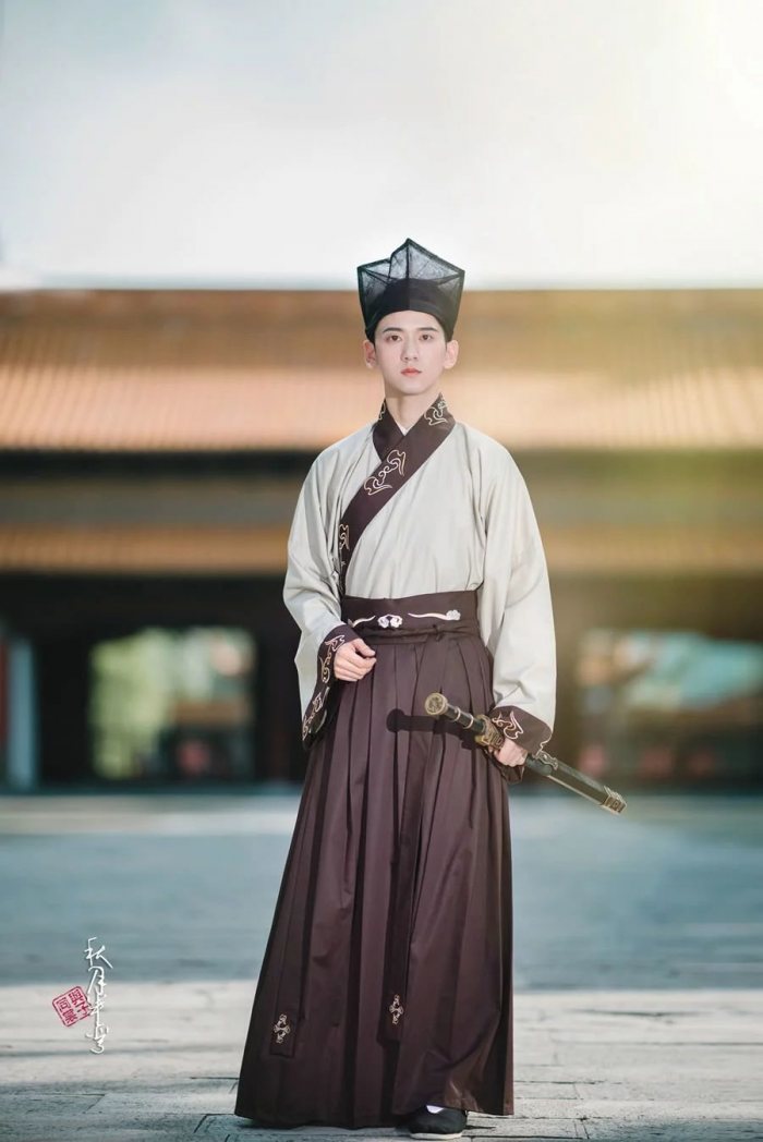   曾经拥有的，不要忘记。不能得到的，更要珍惜。属于自己的，不要放弃。已经失去的，留作回忆。离开我就别安慰我，要知道每一次缝补也会遭遇穿刺的痛。