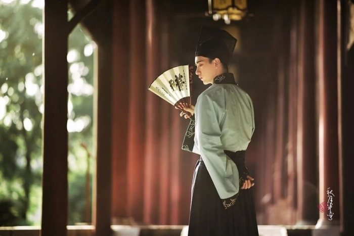 我喜欢并习惯了对变化的东西保持着距离，这样才会知道什么是最不会被时间抛弃的准则。比如爱一个人，充满变数，我于是后退一步，静静的看着，直到看见真诚的感情。