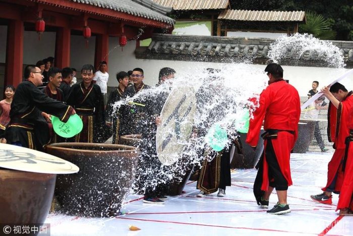 民众穿汉服在巨型棋盘下棋打水仗-图片6