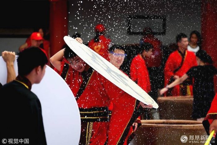 民众穿汉服在巨型棋盘下棋打水仗-图片5