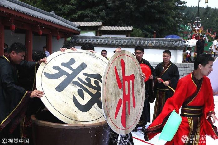 民众穿汉服在巨型棋盘下棋打水仗-图片4