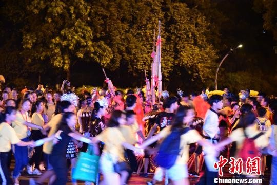 图为华裔青少年跳起少数民族多耶舞