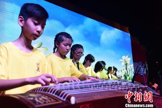 图为华裔青少年跳起少数民族多耶舞