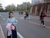 辽宁一大四女生穿汉服上下课走红变“汉服女神”，你怎么看？