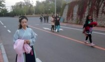 辽宁一大四女生穿汉服上下课走红变“汉服女神”，你怎么看？