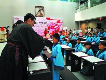 着汉服习古礼 小学童“学海”始泛舟-图片1