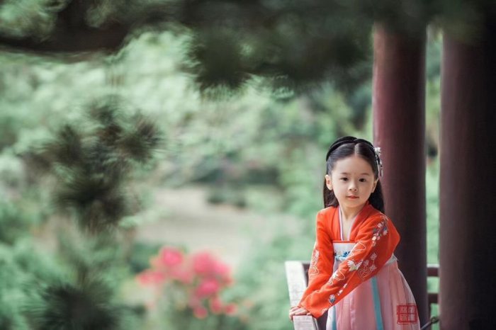 一副小大人的模样，气质满满~