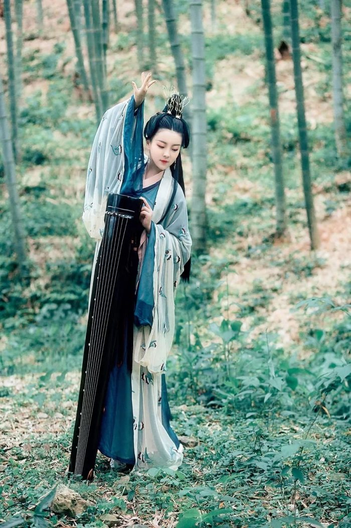 美人竹下舞，醉看隔帘栊。