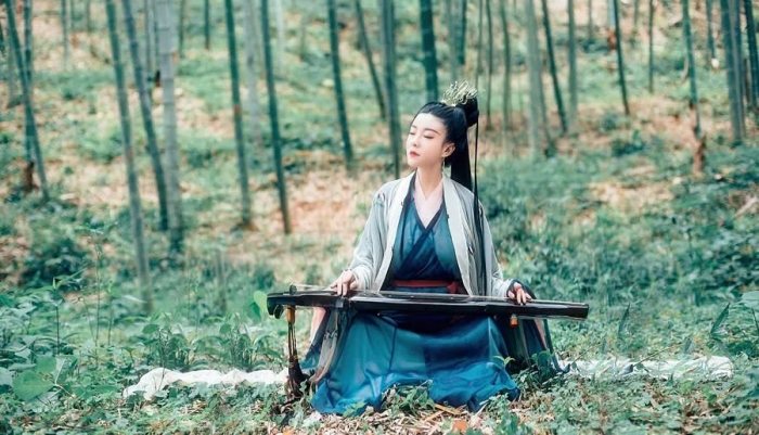 玉钩正荡月，罗袖忽惊风。