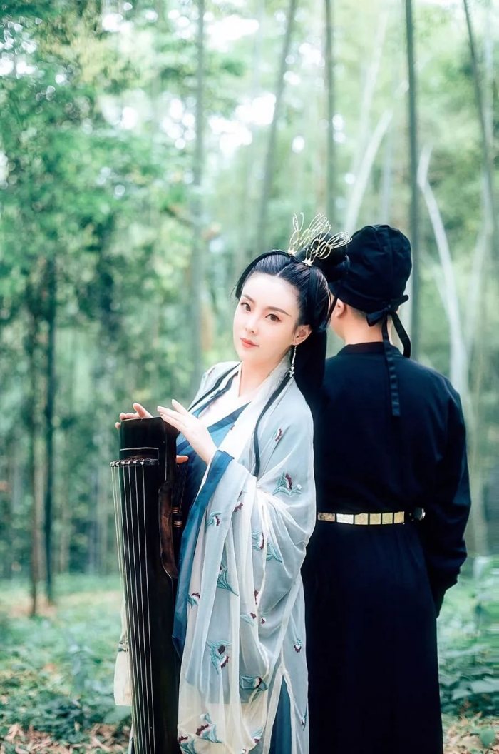 日暮修竹佳人，雾绡琼佩，绰约疑仙侣。