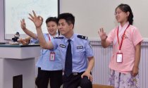 当警服遇上汉服，用沪语说起高铁，这些校园内外“编外老师”如何上好爱心暑托班？
