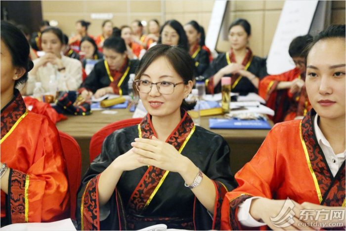 图为学员们学习古代之相见礼仪。