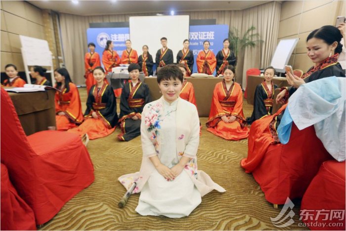 图为礼仪培训师向学员们示范古代之仪态礼仪。