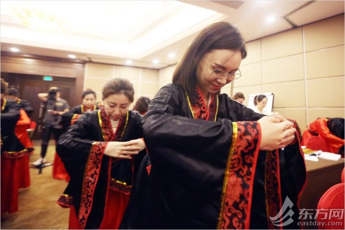 图为学员们统一行拱手作揖礼。