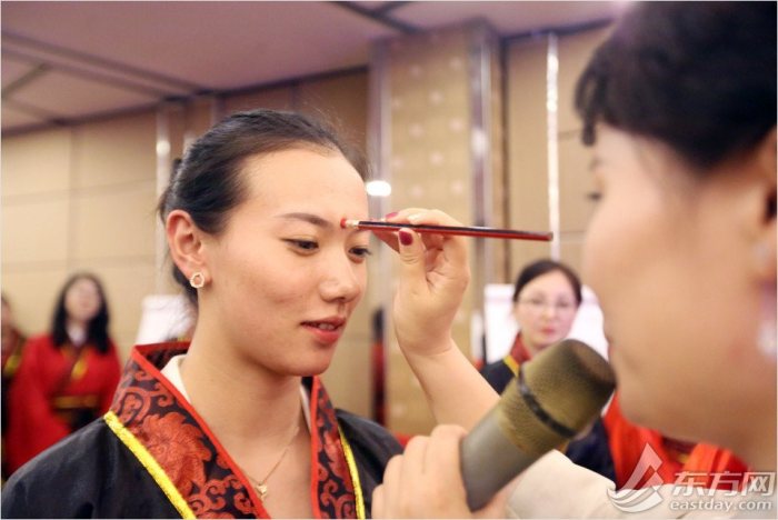 图为一名学员接受传统开笔礼“朱砂启智。