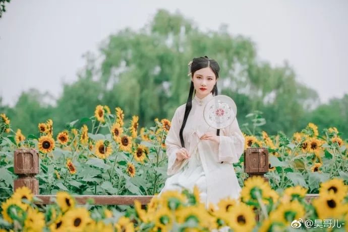 笑也如那一盏灯，笑也何曾锁？
