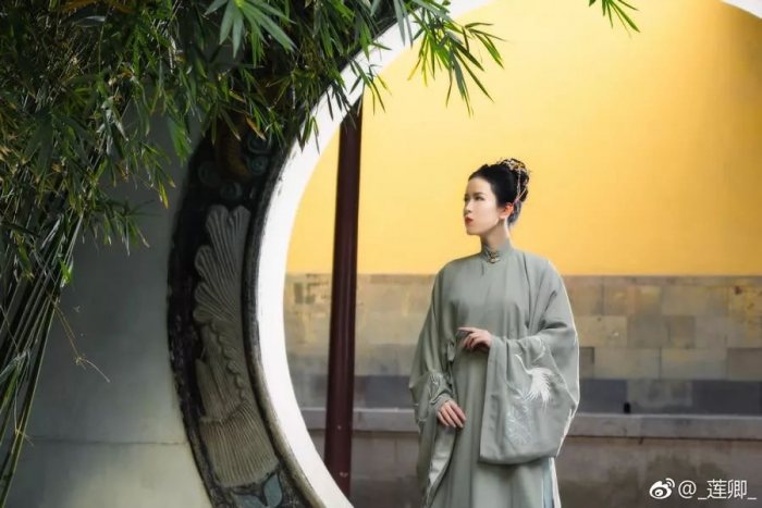 收过同袍_莲卿_几份投稿了,真是非常的棒,经常收到这么多高质量的美图,小编真是开心又不敢偷懒,每次编辑都舍不得把这么好的美图放后头,汉服的美丽不仅仅是展现给个人,更多的应该将汉服的美丽展示给更多的人来看到,感谢女神把汉服穿的这么美,让小编也有更多的动力更新下去,愿汉服和爱汉服的同袍们,一切都好,幸福常在!