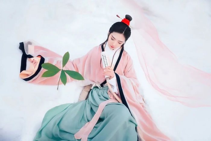 【汉服美图】雪里温柔,水边明秀,不借春工力-图片12